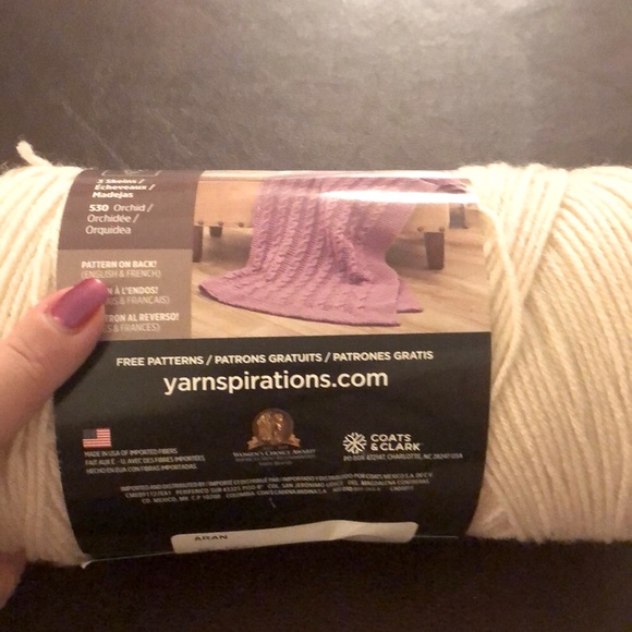 One Skein of RED HEART SUPER SAVER JUMBO Yarn. 14 oz. 4 Medium.ARAN color. NWT - Picture 2 of 6